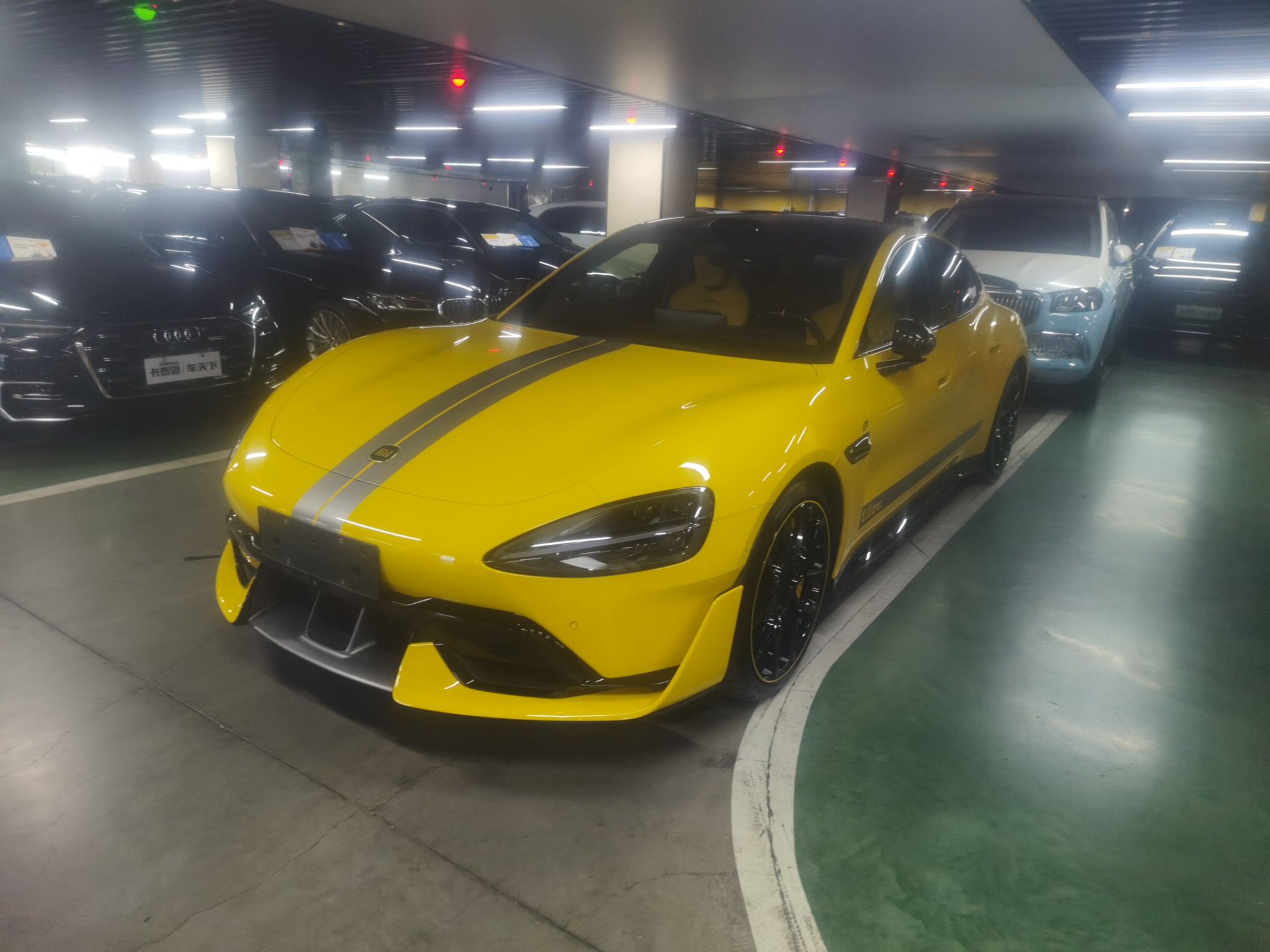 تحت مقدمة السيارة