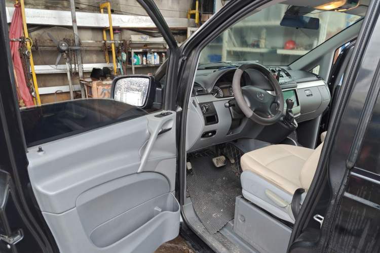 Used Mercedes-Benz Vito 2011 2.5L 7-seater executive version Driver Seat