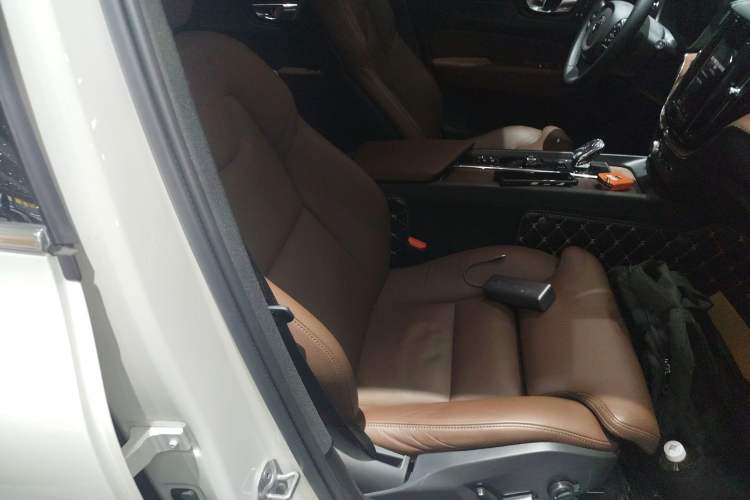 Used Volvo XC60 New Energy 2023 T8 Plug-in Hybrid Long-Range All-Wheel Drive Smart Luxury Edition
