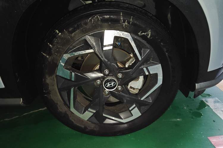 Used Hyundai ix35 2023 Musso 2.0L Prestige LUX Edition Right Front Wheel Hub