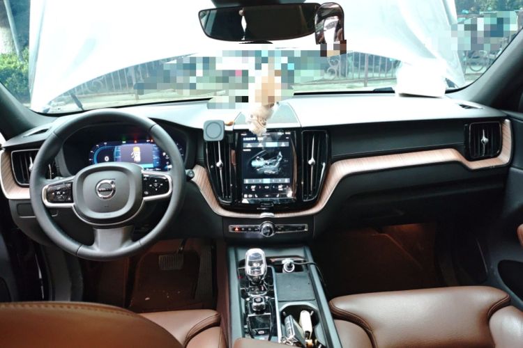 Used Volvo XC60 2023 B5 4x4 Smart Luxury Edition Center Console