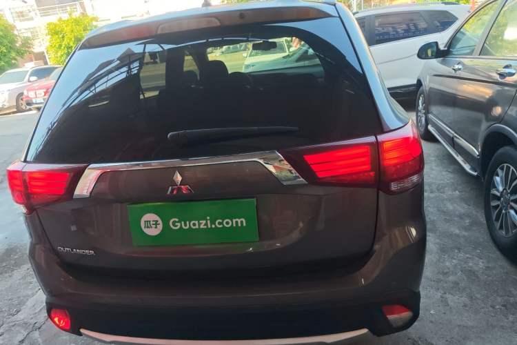 Used Mitsubishi Outlander 2016 2.0L Two-Wheel Drive Value Edition 5 Seats
