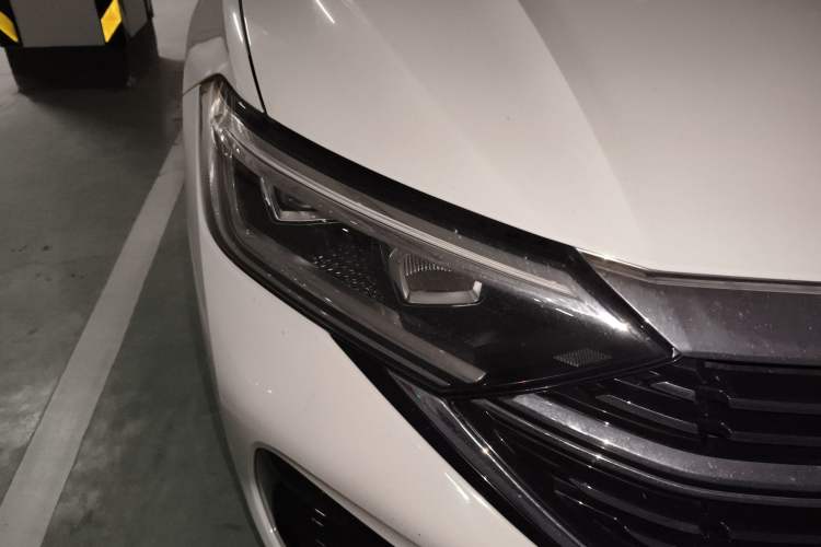 Used Volkswagen Sagitar 2023 300TSI DSG Excellence Edition Right Front Headlight