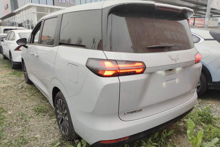 Used Wuling Wuling Starlight 730 2025 Model Plug-in Hybrid 125km Luxury Edition