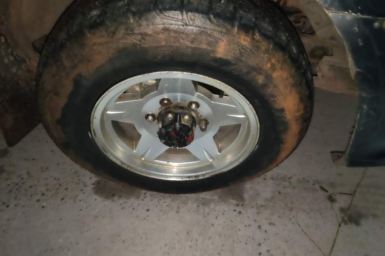 Used JMC Baodian 2018 2.9T New Value-Added 4x4 Diesel Comfort Version with Standard Cargo Bed – JX4D30B5L Right Front Wheel Hub