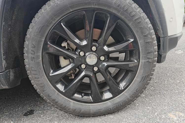 Used Jeep Grand Cherokee 2016 3.0L Comfort Navigation Edition Right Front Wheel Hub