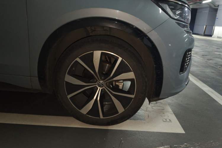 Used Volkswagen Tavendor 2023 380TSI Four-Wheel Drive R-Line First Edition Right Front Wheel Hub