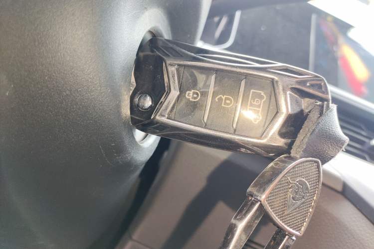 Used Ford Transit 2023 2.0T Diesel Manual Multifunction Commercial Vehicle Short Wheelbase Mid-Roof Design 5/6 Seats
