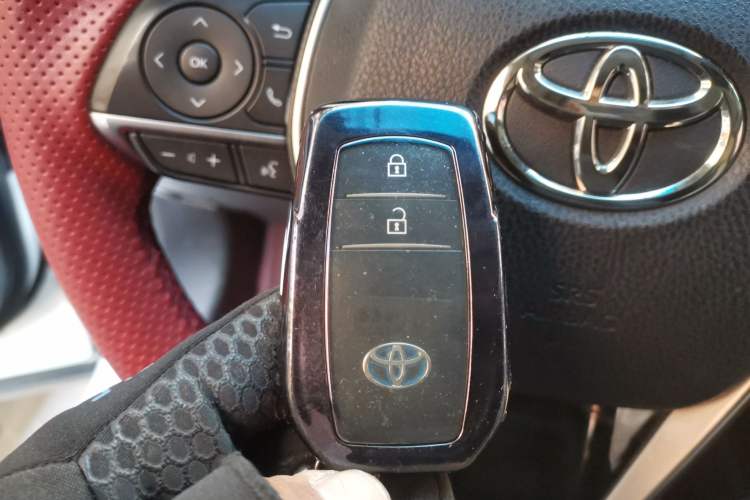 Used Toyota Harrier 2022 Dual-Engine 2.5L CVT Two-Wheel Drive Luxury Edition Vehicle Key