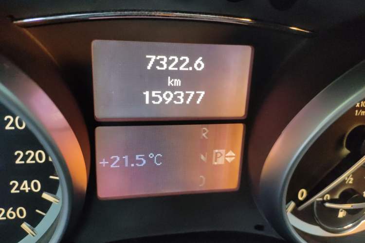 Used Mercedes-Benz R-Class 2014 R 320 4MATIC Business Model Odometer Close Up