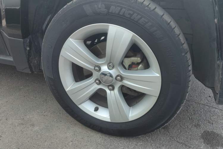 Used Jeep Patriot 2015 2.4L Luxury Navigation Edition Right Front Wheel Hub