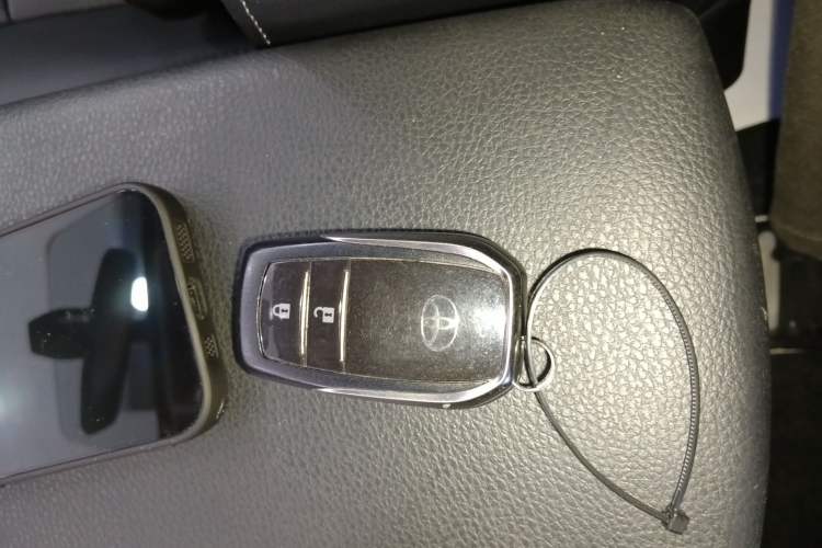 Used Toyota RAV4 2016 2.0L CVT Two-Wheel Drive Fashion Edition China V Standard Vehicle Key