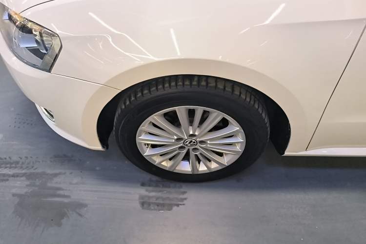 Used Volkswagen Gran Lavida 2013 1.6L Automatic Comfort Model Left Front Wheel Hub