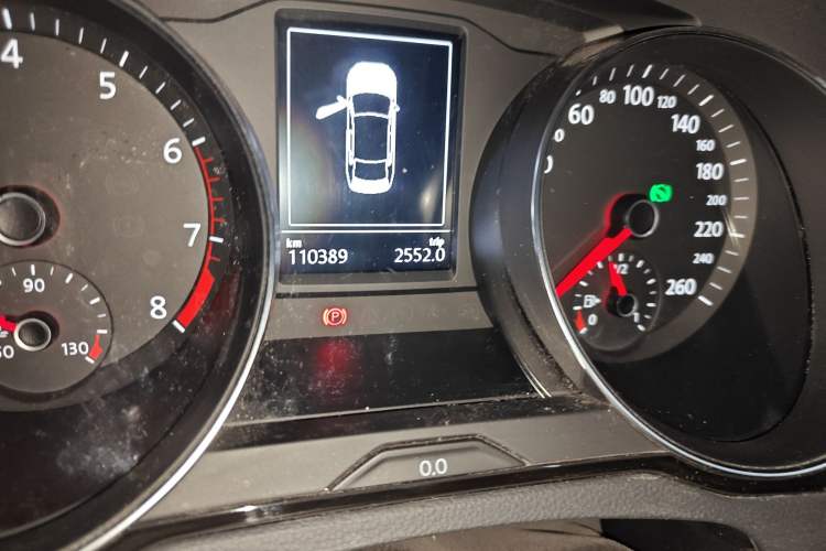 Used Volkswagen Magotan 2018 330TSI DSG Advanced Model Odometer Close Up