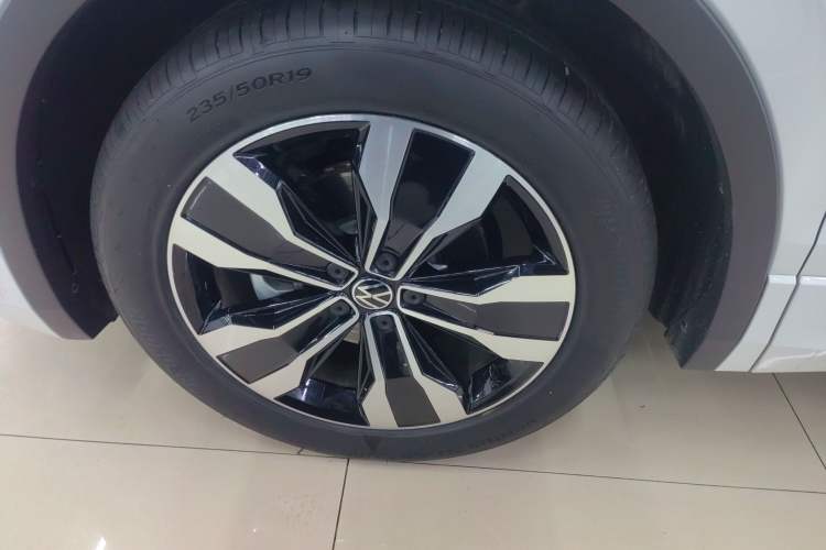 Used Volkswagen Tiguan L 2024 Outstanding Model 330TSI Automatic Two-Wheel Drive R-Line Dragon Glory Edition