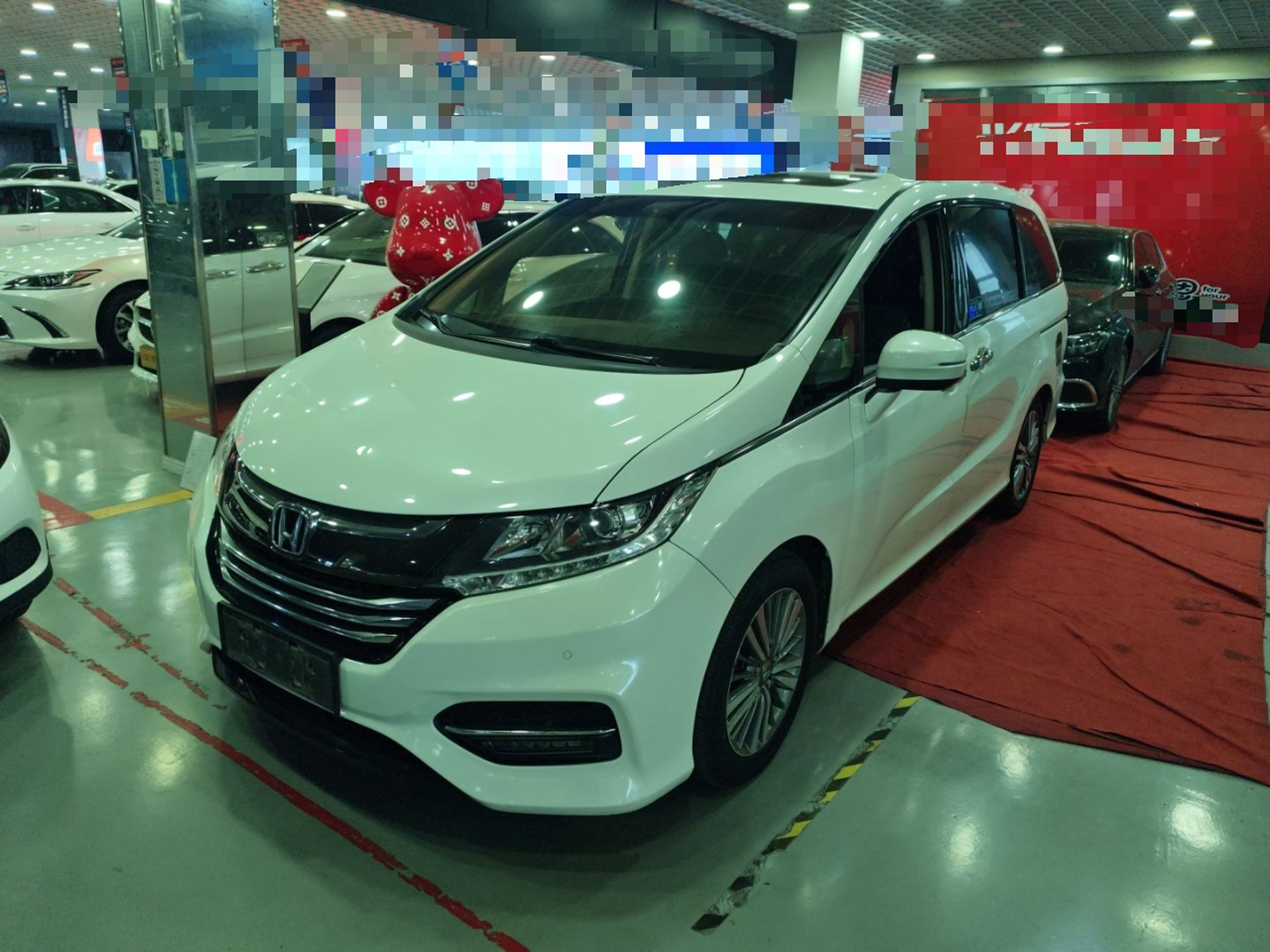 تحت مقدمة السيارة