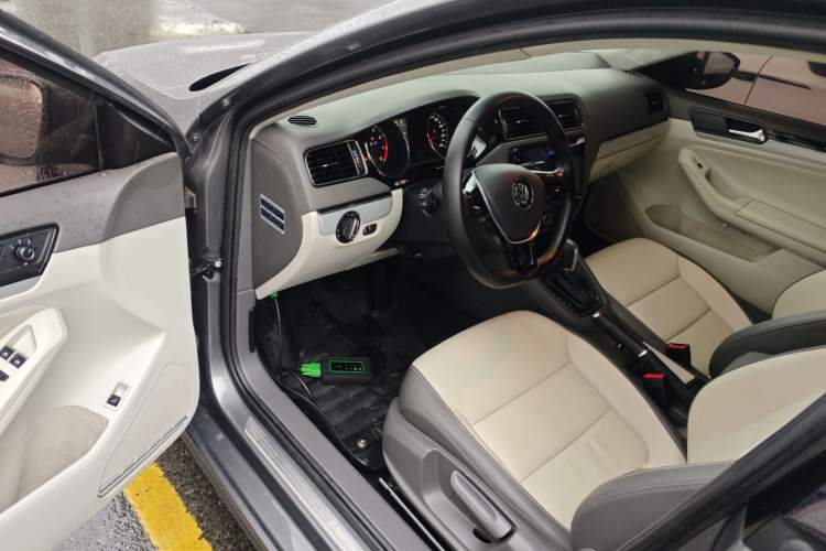 Used Volkswagen Sagitar 2015 230TSI Automatic Comfort Version Driver Seat