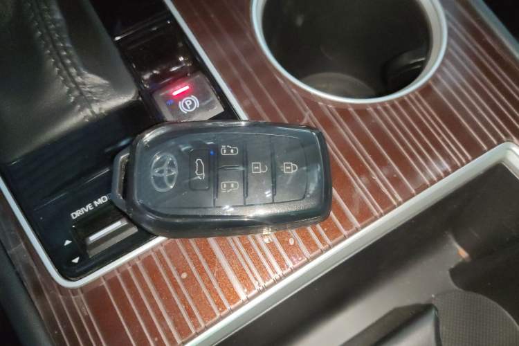 Used Toyota Granvia 2024 2.5L Hybrid Prestige PLUS Four-Wheel Drive Version Interior 1