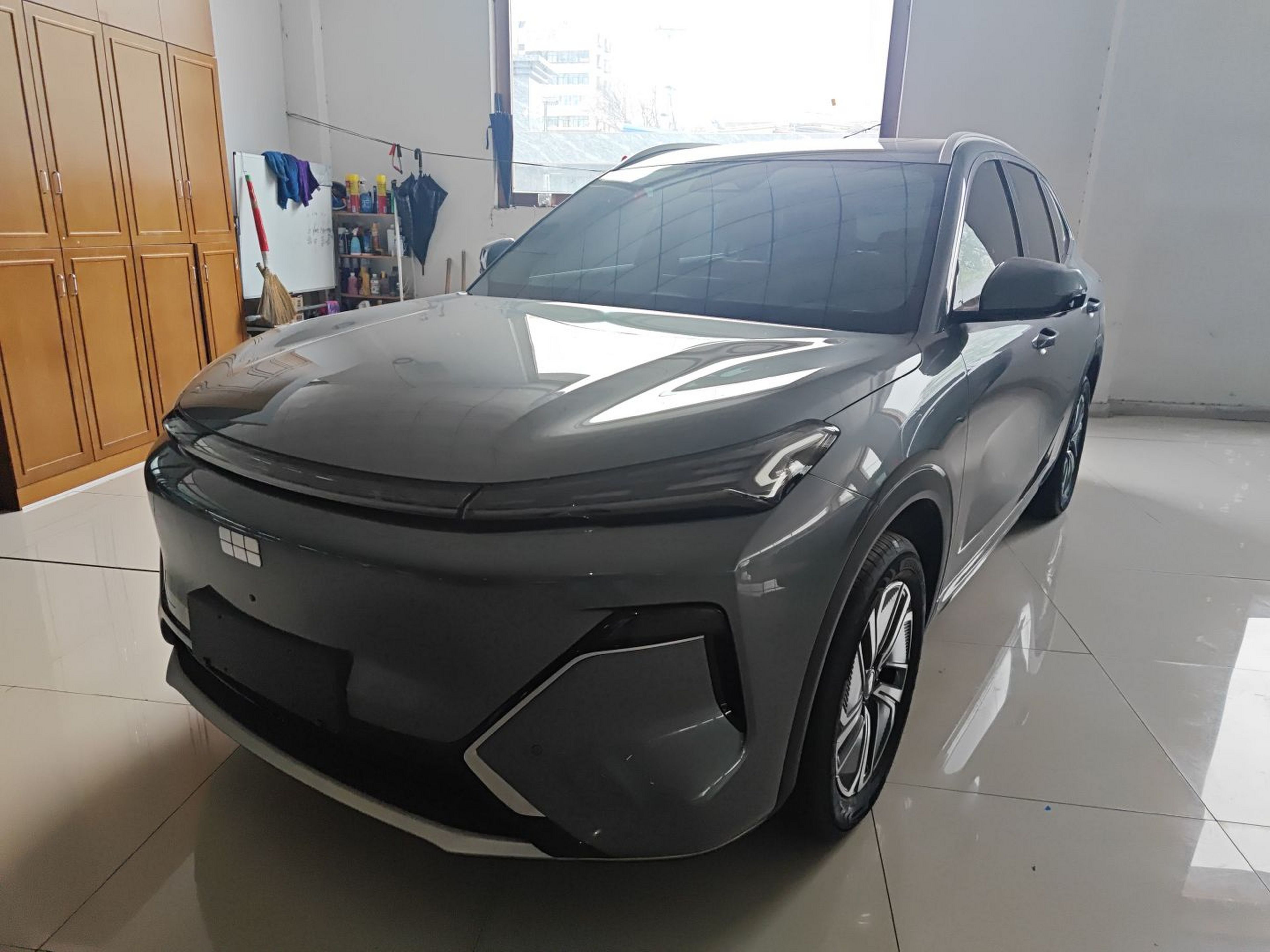 Под передней частью автомобиля