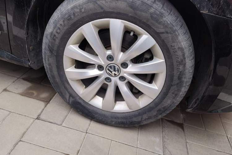 Used Volkswagen Passat 2011 1.8TSI Automatic Prestige Edition Right Front Wheel Hub