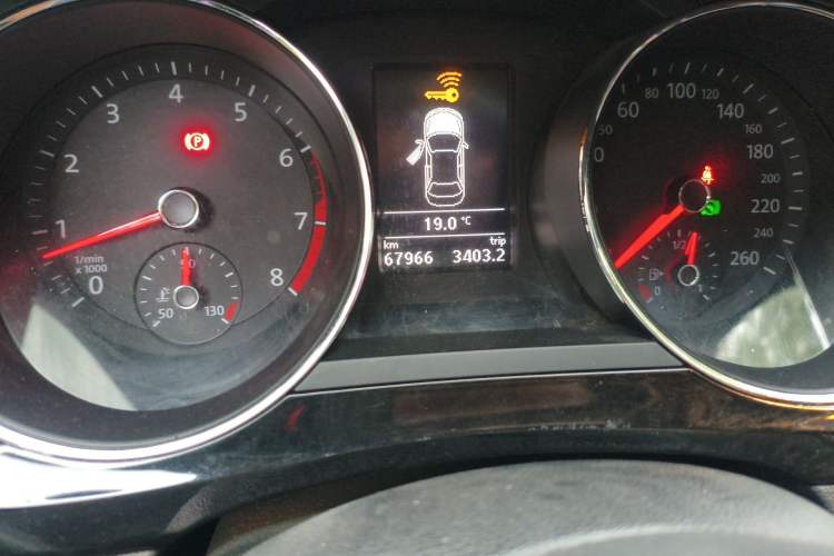 Used Volkswagen Sagitar 2017 180TSI Automatic Luxury Edition Odometer Close Up