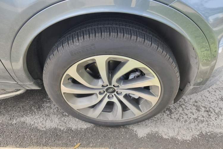 Used Land Rover Discovery Sport 2022 249 PS R-Dynamic SE Performance Tech Edition 5 Seats Right Front Wheel Hub