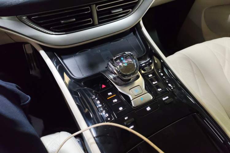 Used Denza D9 2025 DM-i Intelligent Drive 1020 Four-Wheel Drive Flagship Model
