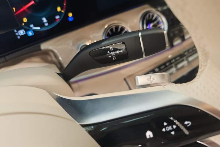 Used Mercedes-Benz E-Class 2023 Facelift E 260 4MATIC Convertible Coupe Gear Lever