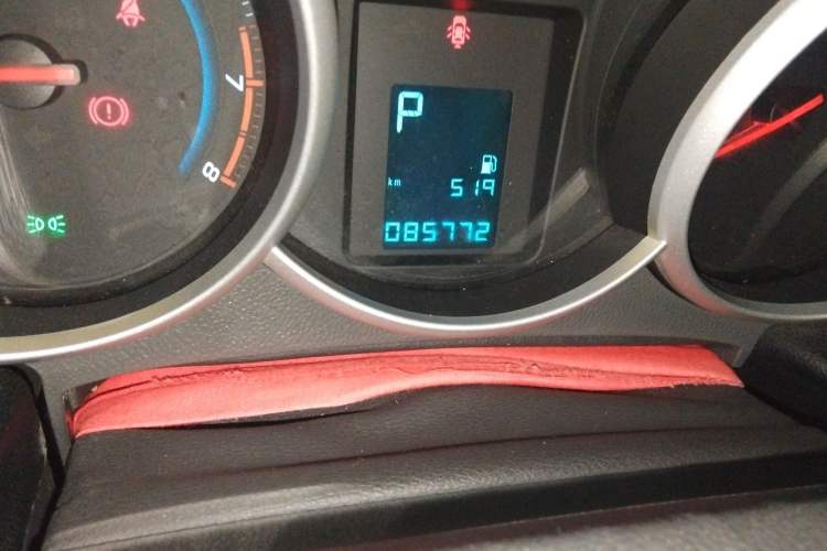 Used Chevrolet Cruze 2013 1.6L SE AT Odometer Close Up