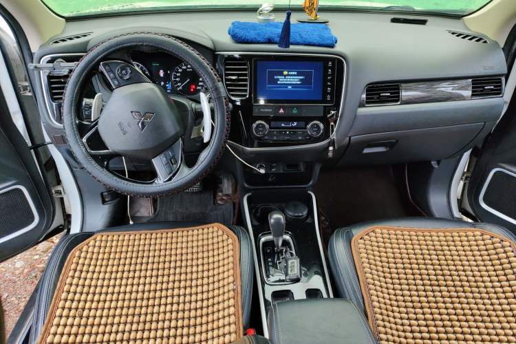 Used Mitsubishi Outlander 2019 2.4L Two-Wheel Drive ZhiXing Version 5 Seats China V Emission Standard