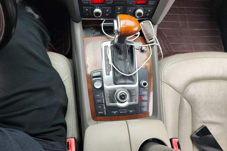 Used Audi Q7 2013 35 TFSI Comfort Model Gear Lever