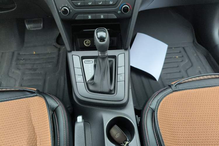 Used Hyundai Elantra (6th Generation / Lingdong) 2018 1.4T Dual-Clutch Xuan Dong · Dynamic Edition Gear Lever