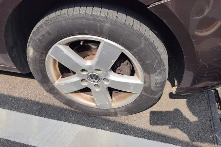 Used Volkswagen Touran 2013 1.4T Manual Fashion Edition 5 Seats Right Front Wheel Hub