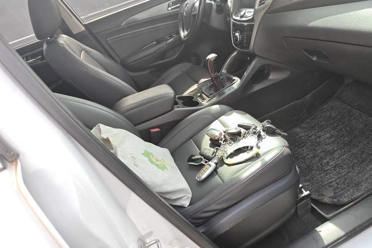 Used CHANGAN CS75 2017 Shangku Edition 1.5T Manual ZhiXiang Model
