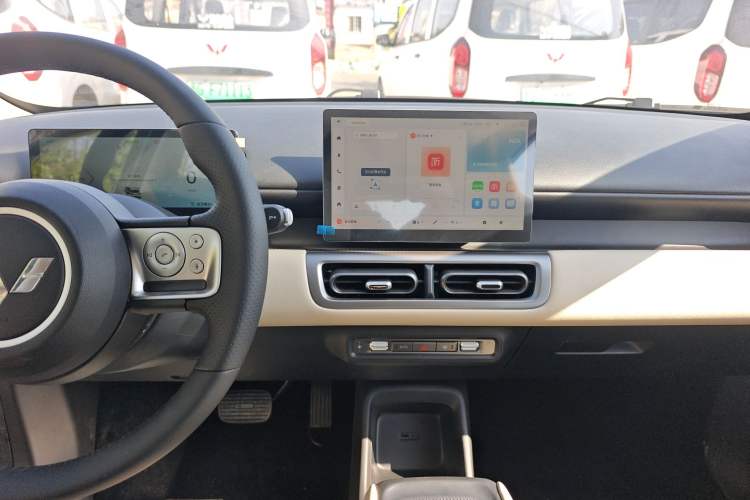 Used Wuling Bingo PLUS 2024 330 km Range Five-Seater Version Audio And AC Panel