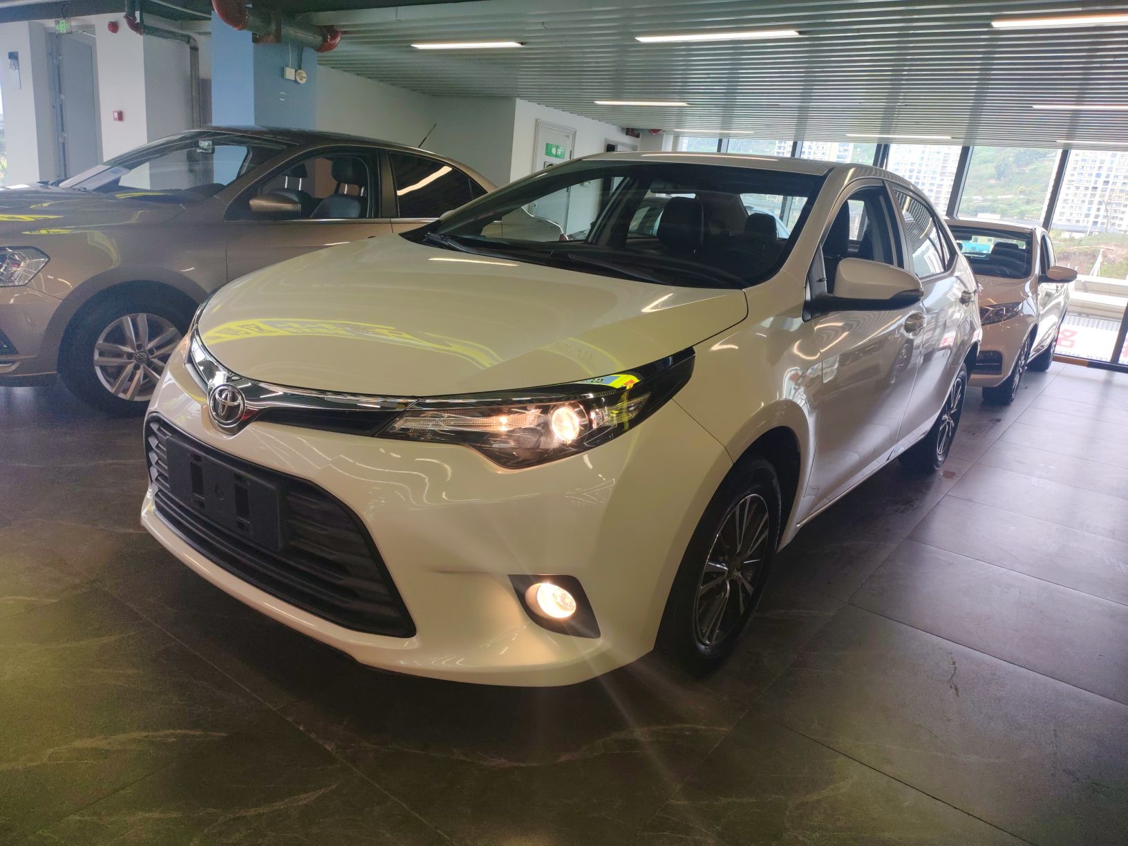 Под передней частью автомобиля