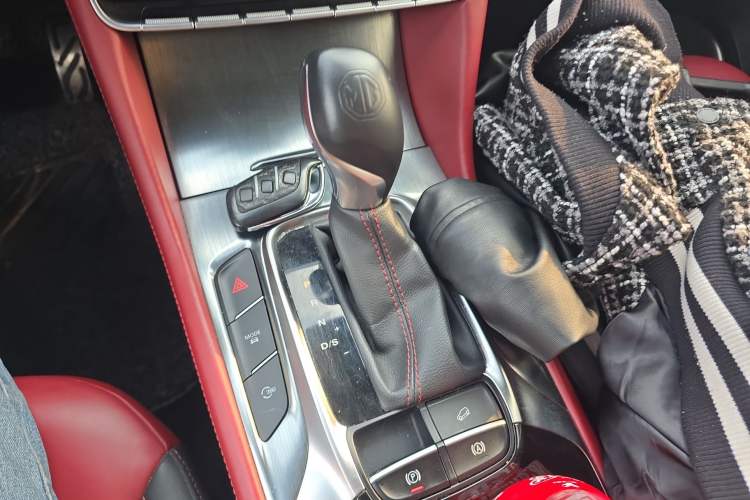 Used MG HS 2018 30T Automatic All-Wheel Drive Trophy Hormone-Infused Version China V Standard Gear Lever