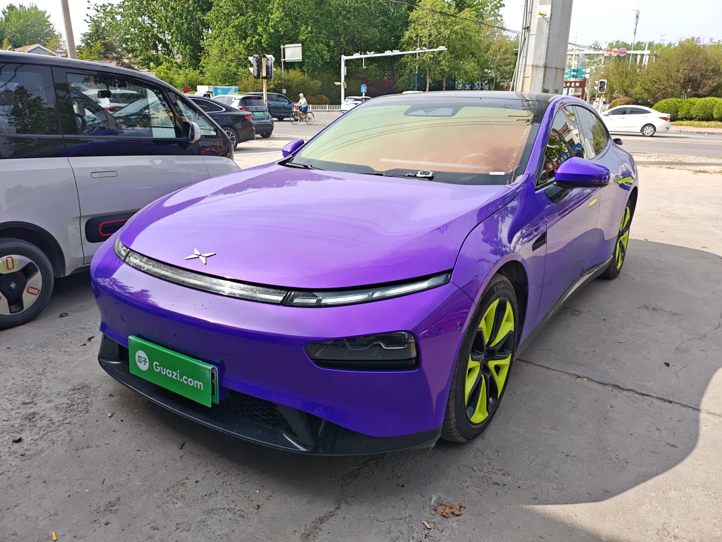 تحت مقدمة السيارة