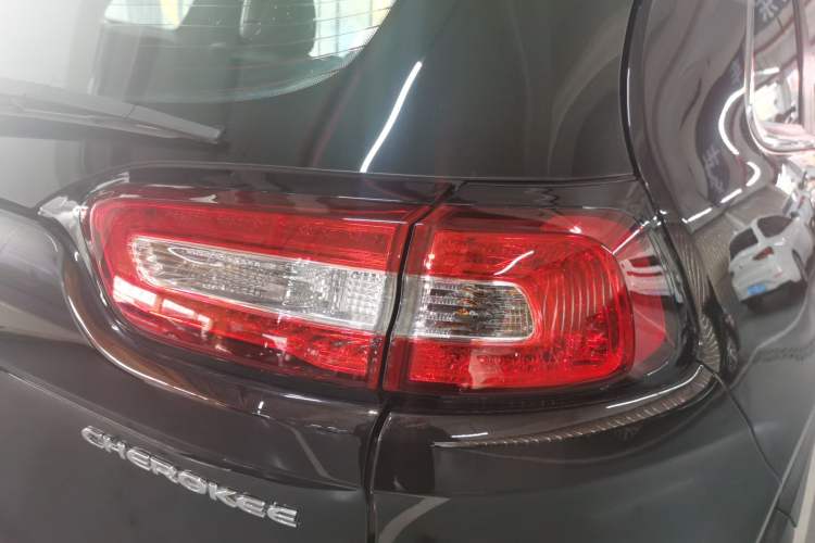 Used Jeep Cherokee 2016 2.4L Leading Edition
