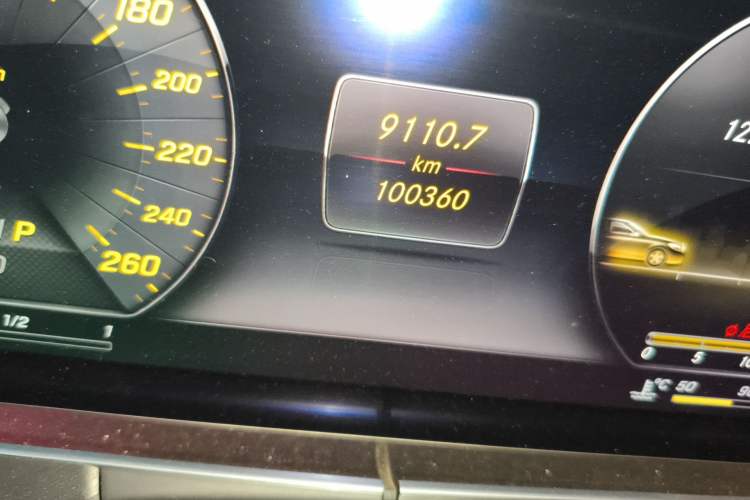 Used Mercedes-Benz E-Class 2016 E 200 L Sport Edition Odometer Close Up