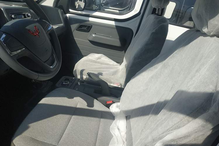 Used Wuling Yangguang 2024 300KM Comfort Version Passenger Van 75kW