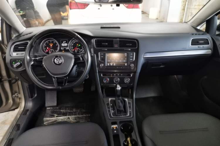 Used Volkswagen Golf 2017 1.6L Automatic Comfort Million-Vehicle Anniversary Edition
