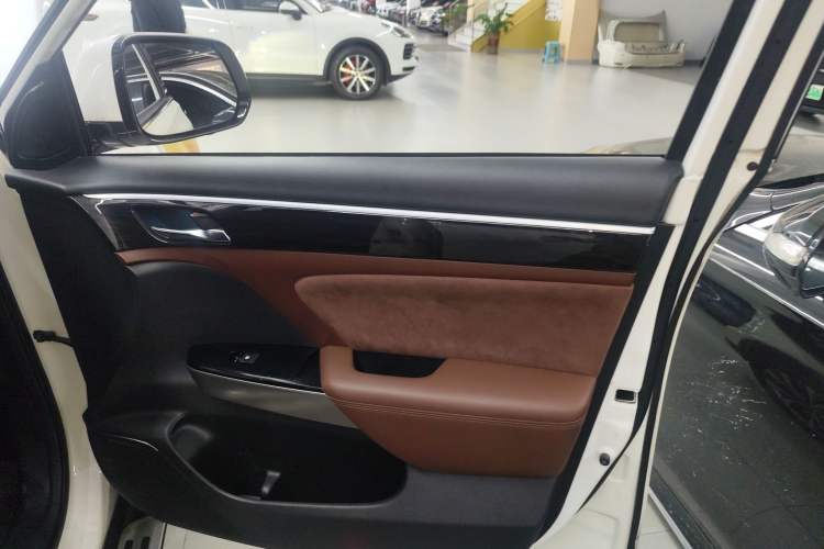 Used GAC Trumpchi GS8 2017 320T Two-Wheel Drive Luxury Smart Connectivity Version (7 Seats)
