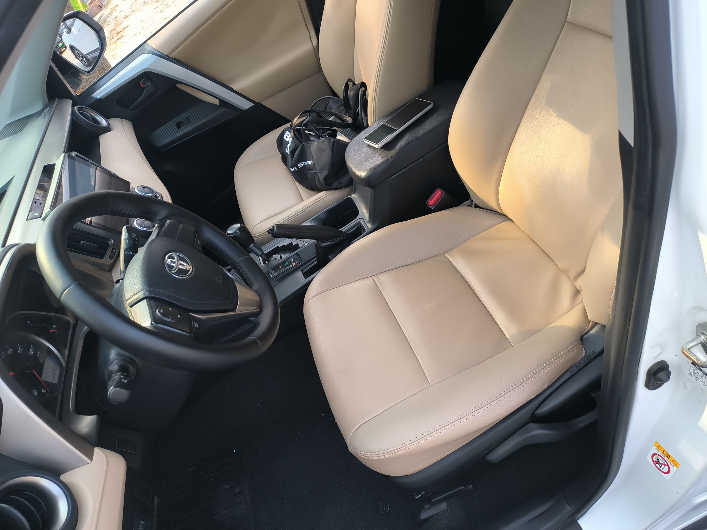 المقاعد الأمامية داخل السيارة