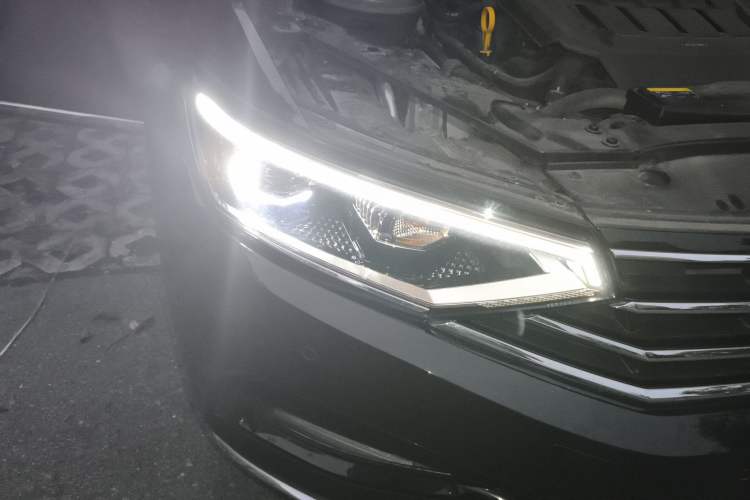 Used Volkswagen Magotan 2021 330TSI DSG 30th Anniversary Edition Right Front Headlight