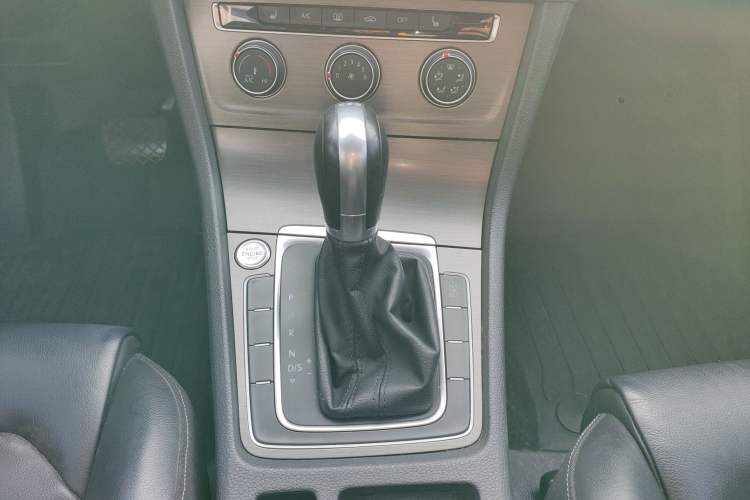 Used Volkswagen Golf 2015 1.4TSI Automatic Luxury Model Gear Lever