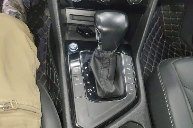 Used Volkswagen Tiguan L 2019 Revised 330TSI Automatic Two-Wheel Drive Smart & Luxury Edition China VI Standard
