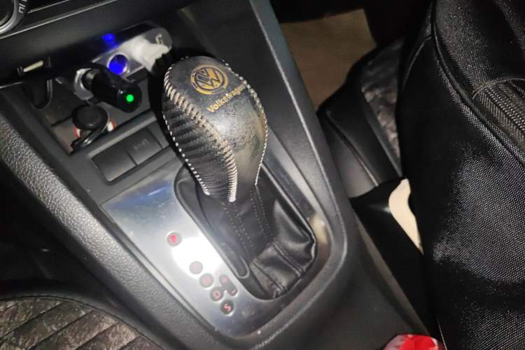 Used Volkswagen Sagitar 2012 1.6L Automatic Comfort Edition Gear Lever