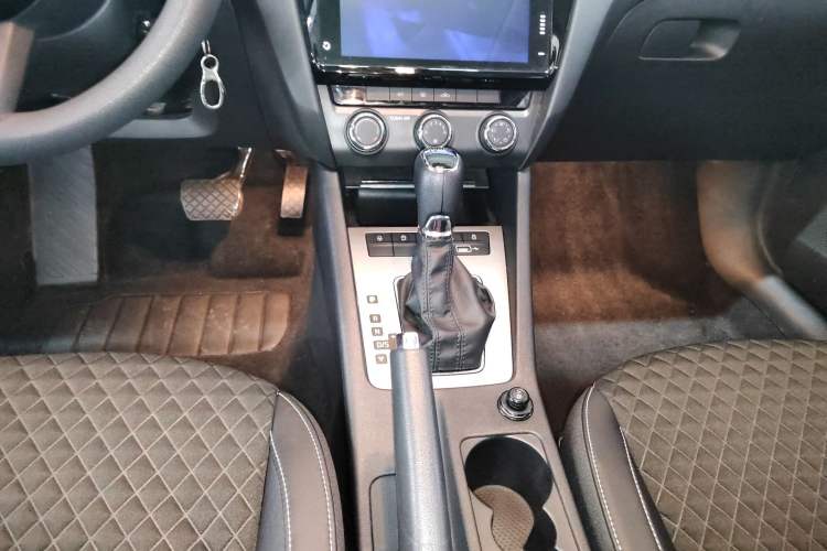 Used Skoda Octavia 2019 1.5L Automatic Smart Drive Luxury Edition China VI Standard Gear Lever