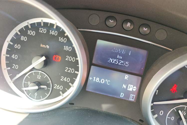 Used Mercedes-Benz R-Class 2014 R 320 4MATIC Luxury Model Odometer Close Up